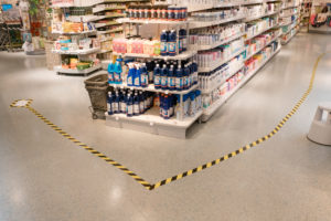 Bodenmarkierungen in einem Drogeriemarkt um Seife Desinfektionsmittel zu finden. Bodenmarkierungen in einem Drogeriemarkt um Seife Desinfektionsmittel zu finden.